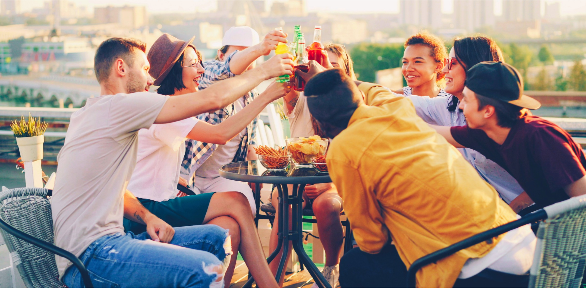 Bande d'amis trinquant en soirée
